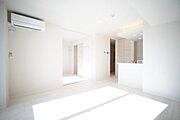 【ＬＤＫ】12．7帖の広さ。間接照明を配したキッチンがアクセントのお部屋です。床はフローリング仕様。