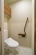 トイレはもちろん洗浄機能付き暖房便座仕様です。またトイレの背面には扉付きの収納棚を設けているのでトイレ用品・衛生品のストックにも便利です。