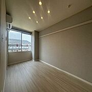 埋め込みダウンライトの南側洋室になります。