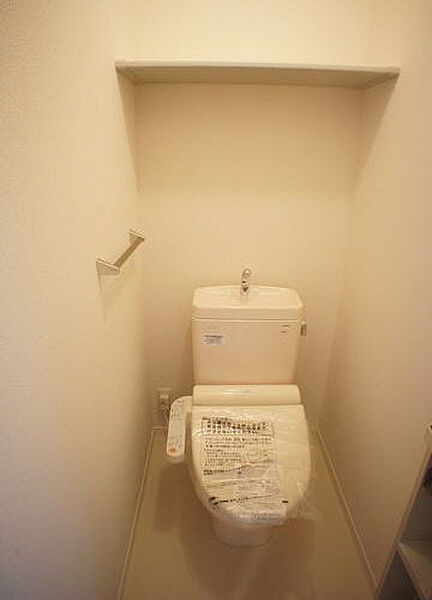 画像6:温水洗浄便座付き♪上部へは、収納棚ございます♪