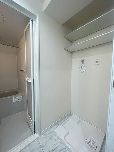 画像7:洗濯機置き場へは、防水パンの設置・上部へは収納棚ございます♪