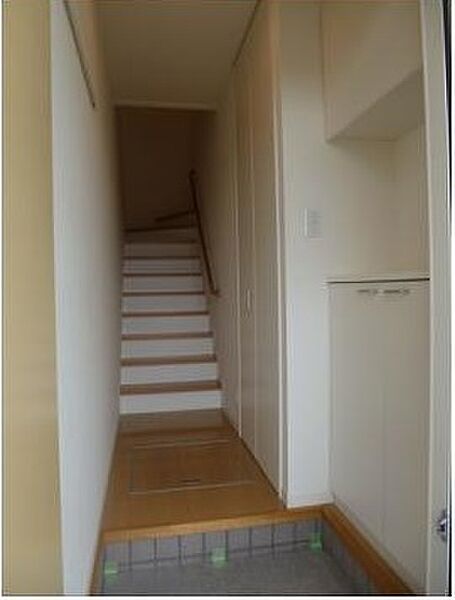 画像12:階段を上り、2階の居室へ向かいます♪
