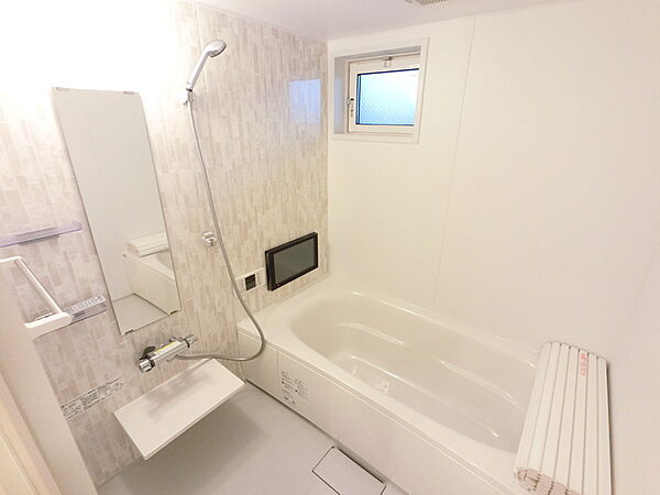 画像4:浴室TV付き♪浴槽も大きく、半身浴なども楽しめます♪
