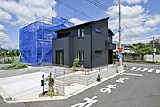 前面道路、間口が共に広く日当り良好です。カースペース2台並列駐車可能（車種制限あり）