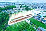 その他：駅徒歩6分と美しい緑に恵まれた新たなコミュニティ。／上空から見た現地（2025年9月）撮影