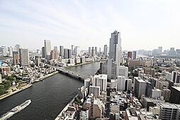 バルコニーは風通しが良く、日中は日当たりも良好です。洗濯物やお布団をたくさん干せます。