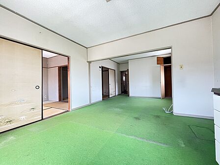 【リビング】ゆったりとした12帖LDK!続き間和室があり、建具を開放して広い空間を創出できます!