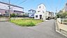 外観：【現地】　車通りの多くない、閑静な住宅街です。最寄りバス停まで徒歩3分でバス便利用も、お車での外出もスムーズです！
