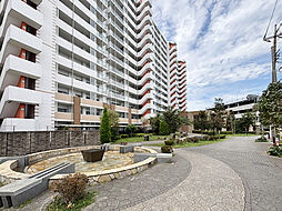 ゆとりを感じる敷地内遊歩道