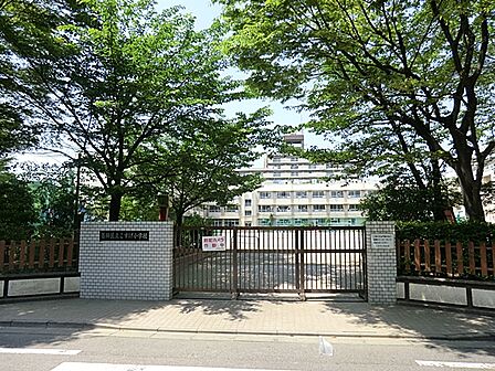 【こすげ小学校】平成13年4月に旧小菅小学校と旧小谷野小学校の50年の歴史を引き継いで誕生した学校です。算数の少人数授業を3年～6年で実施する学力向上の取り組みを行っています。