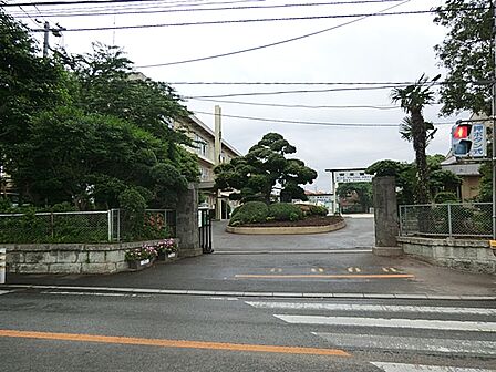 創立130年をえる伝統ある小学校。あいさつがきちんとできる生徒が多いと評判です