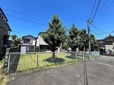 外観：希望のプランを実現しやすい整形地。住まいづくりの選択肢が広がります。日当たりと風通しの良さが魅力！明るく開放的な立地です。外観（公園当時、現況更地）（2024年6月）撮影