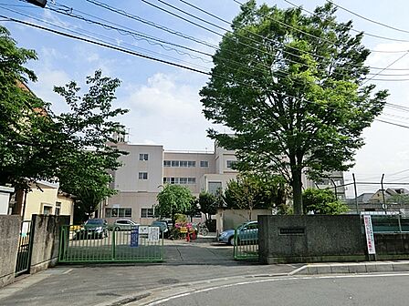 学校では、確かな学力と豊かな心を育てることを目的として、委嘱研究の推進と3つの達成目標への取り組みや、音楽朝会や朝読書、読み聞かせや、伝え合う言葉を大切にした授業づくりを行っている。