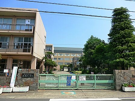 花栗南小学校(630m)子供たち一人一人が嬉々として登校し、元気に楽しく活動して、立去り難く下校するような学校経営を行ってまいりたいと存じます。