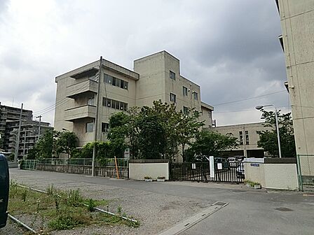 花栗中学校(930m)校訓「自主創造」の下、学力を伸ばす生徒・豊かな心を育てる 生徒・心身共に健康な生徒を育成する学校です。