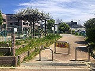 【二子町公園】平均台、ぶら下がり、階段昇降、背伸ばしベンチが設置してあります。