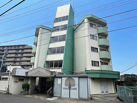 落ち着いた住環境×利便性!生活施設が徒歩圏内に揃う安心のロケーション。※掲載の写真は、生成AI(CG)で空を加工したものとなります。