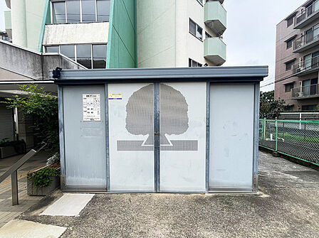 【ゴミ置き場】扉付の専用ゴミ集積場を完備!鳥害やニオイを防いで敷地内を清潔に保ちます。
