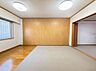 洋室：壁面収納でお部屋すっきり！使い勝手の良いフレキシブルな居住空間。※掲載の室内写真は、生成AI（CG）で家具・小物を消したものとなります。