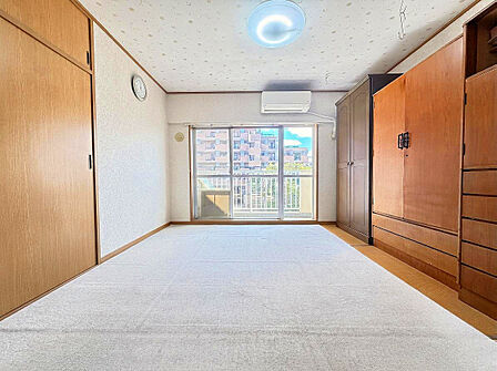 ほっと一息つける「和」の心地よさ。陽光がやさしく注ぐ寛ぎの畳スペース。