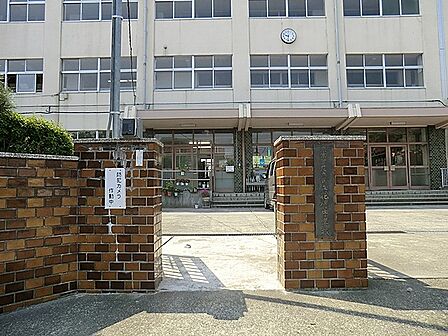 花保中学校まで約1030ｍ
