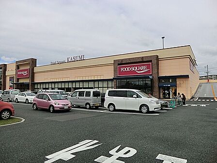 地域密着型のコンセプトのもと、街の特色やお客様のライフスタイルに合わせた店づくりを行っているのが「カスミフードスクエア」