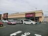 周辺：地域密着型のコンセプトのもと、街の特色やお客様のライフスタイルに合わせた店づくりを行っているのが「カスミフードスクエア」
