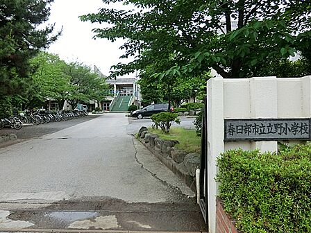本校は、1977(昭和52)年に開校。落ち着いた住宅地に囲まれていて、近くには、官公庁や教育・体育施設の他、南側には田園風景が広がっており、教育の場として恵まれた環境です。