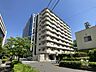 外観：【現地外観写真】総戸数104戸、SRC造の新耐震基準建築マンション。キッチンやトイレの新調、クロス貼り替えなどのリフォームが2026年8月に完了予定です。※2026年5月撮影