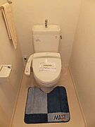 温水洗浄便座付のトイレです☆