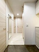 【玄関】照明がついた玄関です。玄関には全身ミラーがありますので、お出かけ前の身だしなみチェックに一役買います。