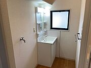 オープン収納があるため、サッと手にとれる使い勝手の良い洗面台。