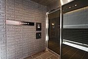モニターで来訪者を確認できるオートロック付き共用玄関。