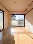 洋室も南向きで明るい採光が望めます。