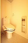 ★天井付近にもトイレ用品などがしまえる収納棚があります。