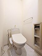 「毎日使う場所だからこそ、快適に。」明るく清潔なトイレ空間が、暮らしの質を高めます。