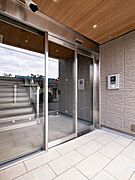 【エントランスホール】エントランスはオートロック、防犯カメラ採用。防犯面にも配慮してます。