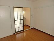 キッチンと洋室はガラス扉で仕切られております。