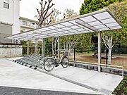 屋根付きの駐輪場がございます。