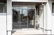 オートロック付きの物件で防犯面も考慮されています。
