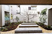 中庭には植栽の植え込みがございます。