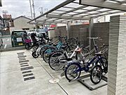 駐輪場には屋根もある為、雨の日でも大切な自転車が守られます。