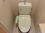 トイレットペーパーホルダー付き。何かと便利に使用出来ます。