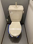 【トイレ】浴室とは別れているトイレです。「バス・トイレ別」が人気物件の条件ですが、こちらの物件もしっかり対応しております！