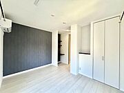 【洋室】壁紙の1面にアクセントを施し、しっとりと落ち着いた雰囲気をコーディネートしました