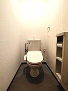 【トイレ】浴室とは別れているトイレです。「バス・トイレ別」が人気物件の条件ですが、こちらの物件もしっかり対応しております！