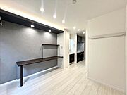【洋室】ワークスペースとしてもご利用いただけるカウンターはお部屋全体とも調和した素材を採用
