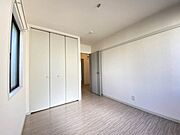 収納付きの洋室です。