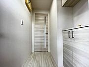 この写真は別物件の写真です。このプランと同じ施工を予定してます。室内は白色ではなくこげ茶色を予定しております。