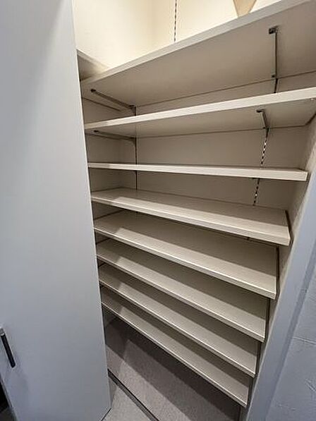 【シューズクローゼット】天井高のシューズクローゼットが備わり、家族分の靴や小物もまとめて収納可能◎